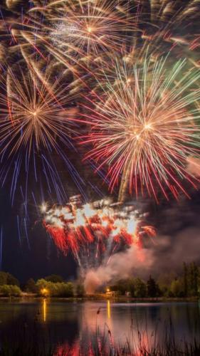 Feuerwerk am Wasser